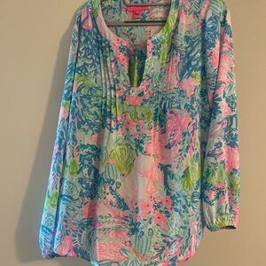 Lilly Pulitzer blouse. Like new. Size medium.